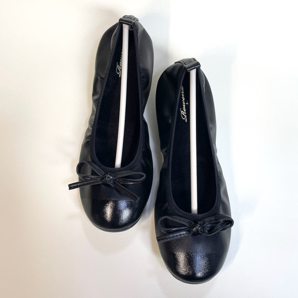 ◆M碼實物SALE 1,400日圓折扣◆便攜式二色琺瑯合成皮革芭蕾舞鞋（附小袋） 第4張的照片