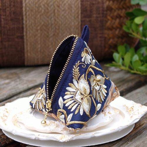 送料無料インド刺繍リボンの三角ポーチ(テトラポーチ・手のひら