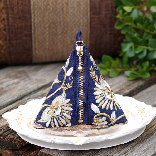 送料無料インド刺繍リボンの三角ポーチ(テトラポーチ・手のひらサイズ