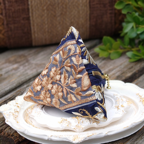 送料無料インド刺繍リボンの三角ポーチ(テトラポーチ・手のひら
