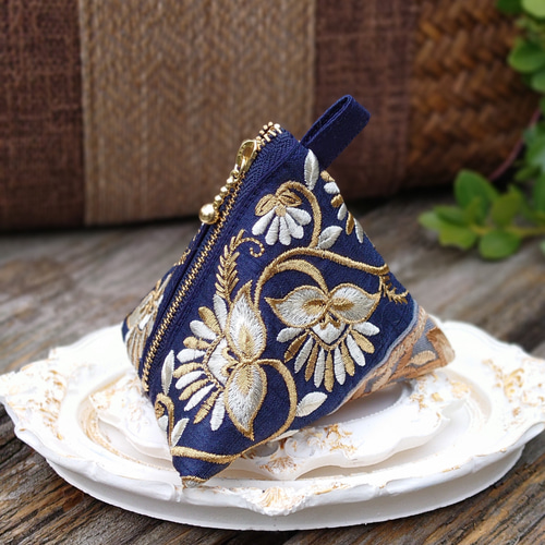 送料無料インド刺繍リボンの三角ポーチ(テトラポーチ・手のひら