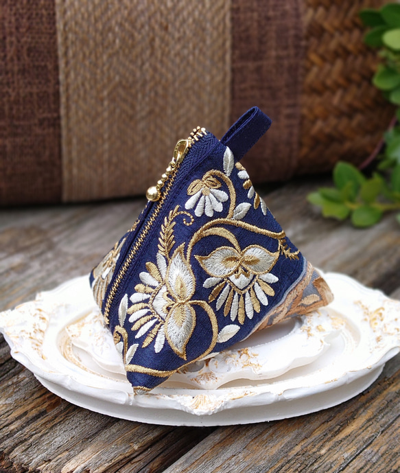 送料無料インド刺繍リボンの三角ポーチ(テトラポーチ・手のひら
