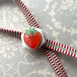 みずみずしい苺の帯留め　三分紐付き 1枚目の画像