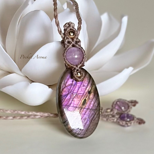 『紅輝』コバルトドロマイトとルビーのマクラメペンダントネックレス 紅輝』コバルトドロマイトとルビーのマクラメペンダントネックレス 紅