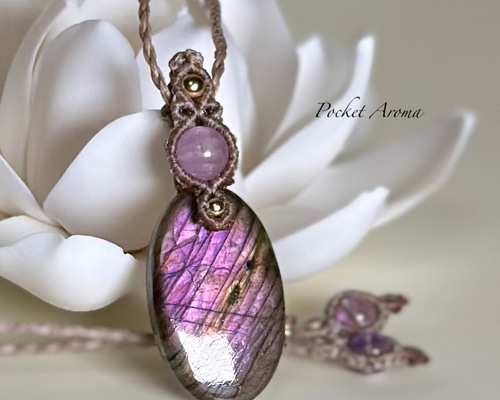 夜桜』ラブラドライトドロップとクンツァイトのマクラメペンダント