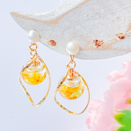 黄色いかすみ草と淡水パールのガラスドームピアス/イヤリング ハー