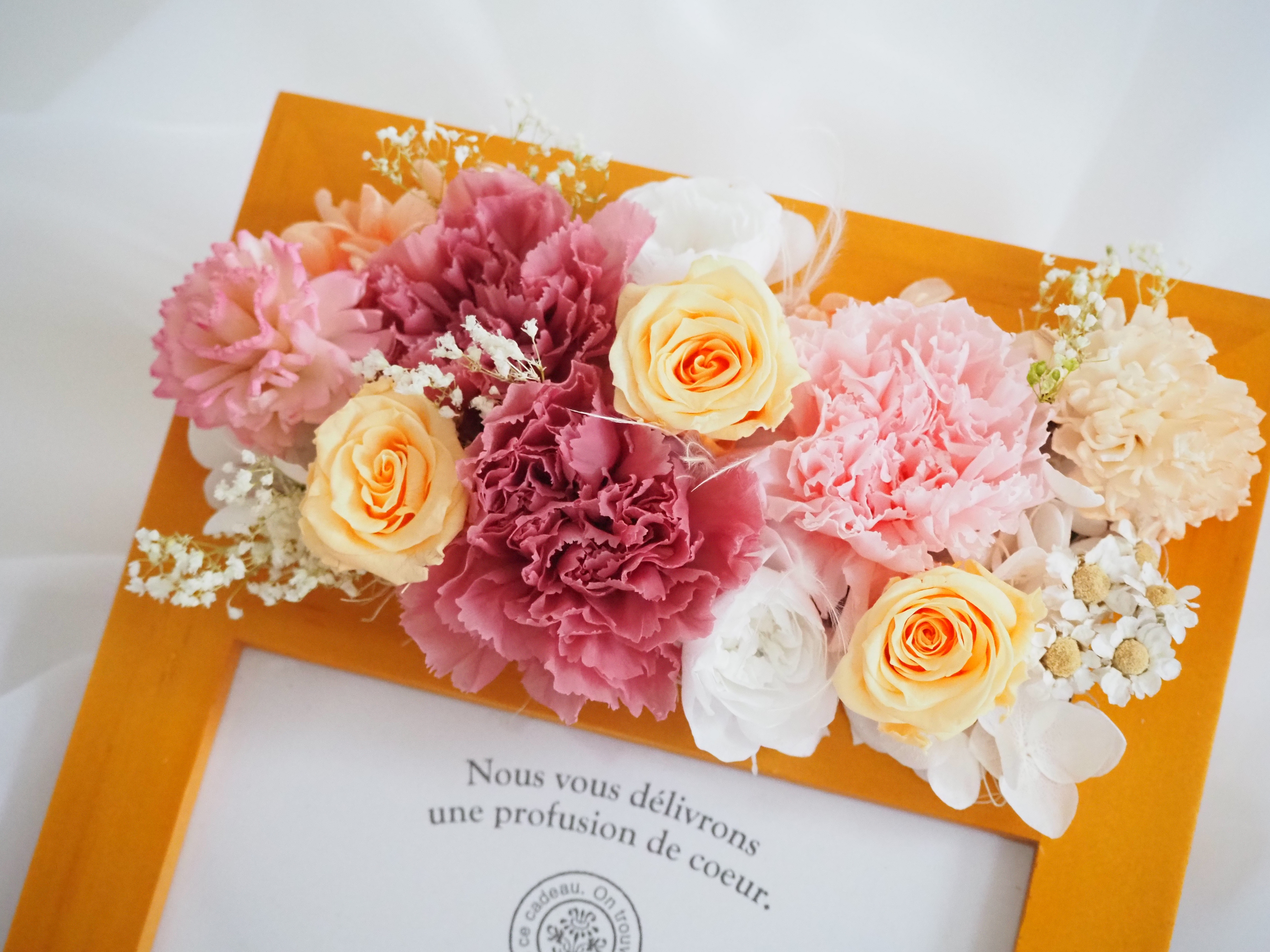 カーネーションとバラのプリザーブドフラワーフォトフレーム  photo frame