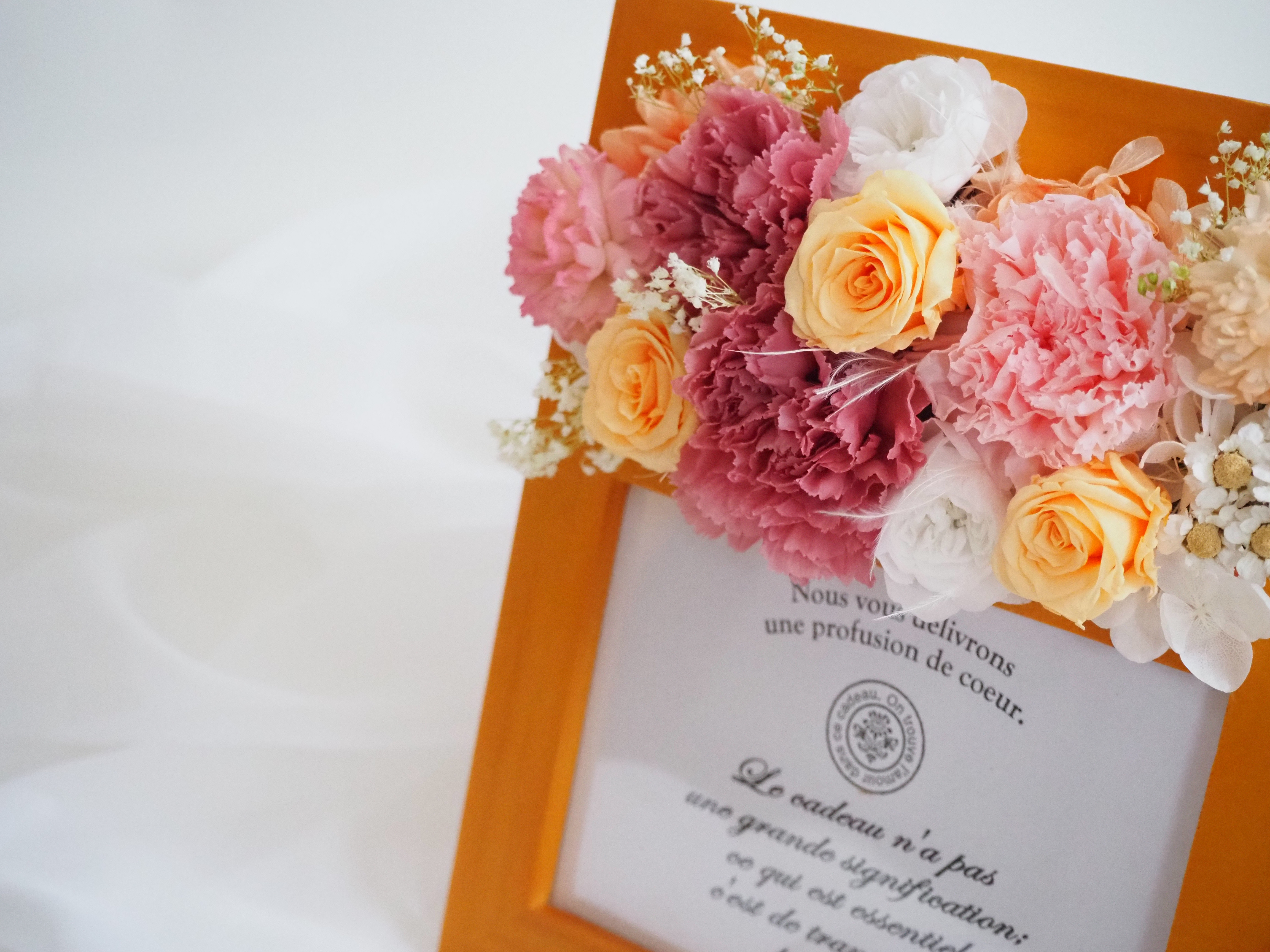 カーネーションとバラのプリザーブドフラワーフォトフレーム  photo frame