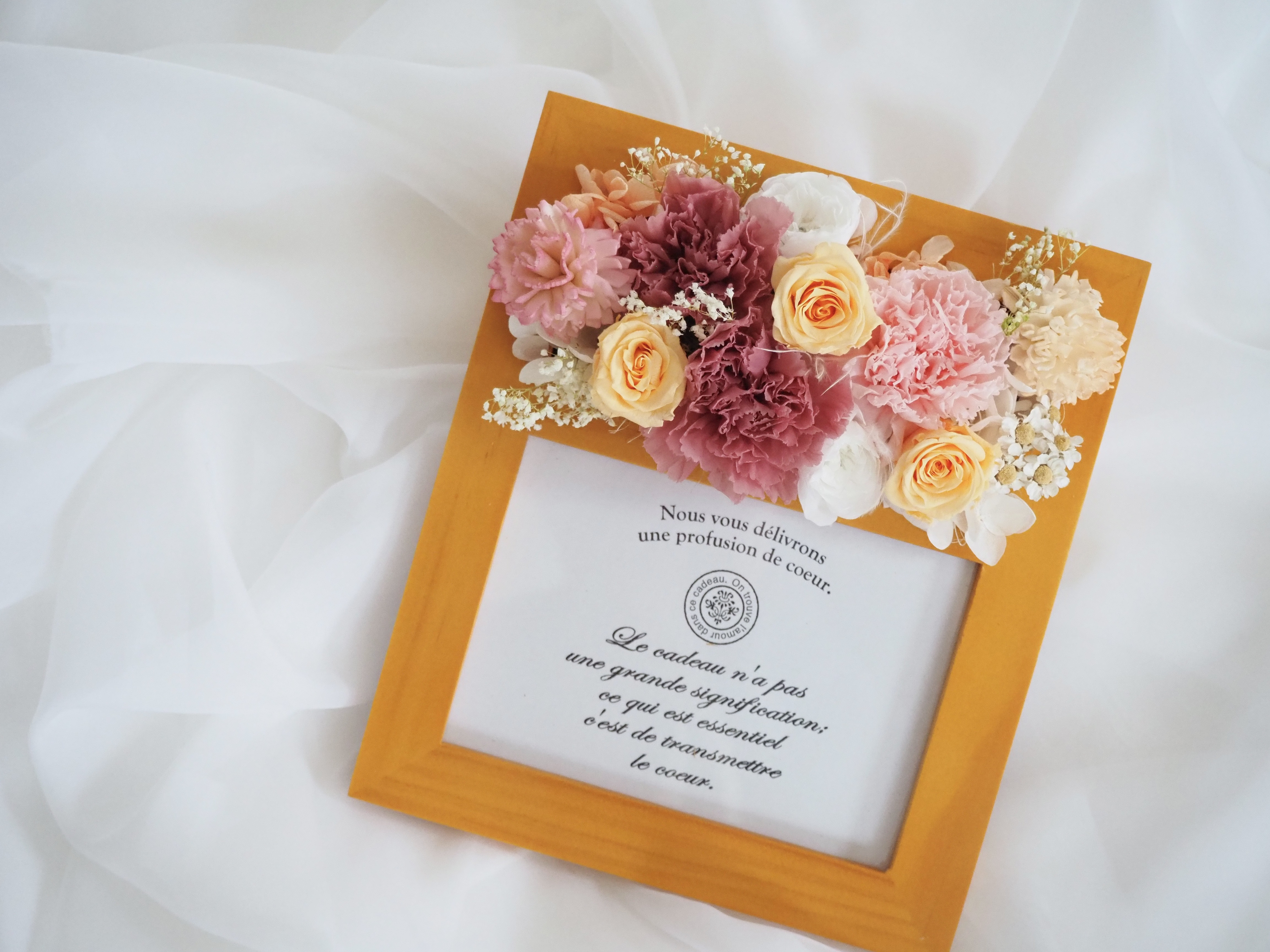 カーネーションとバラのプリザーブドフラワーフォトフレーム  photo frame