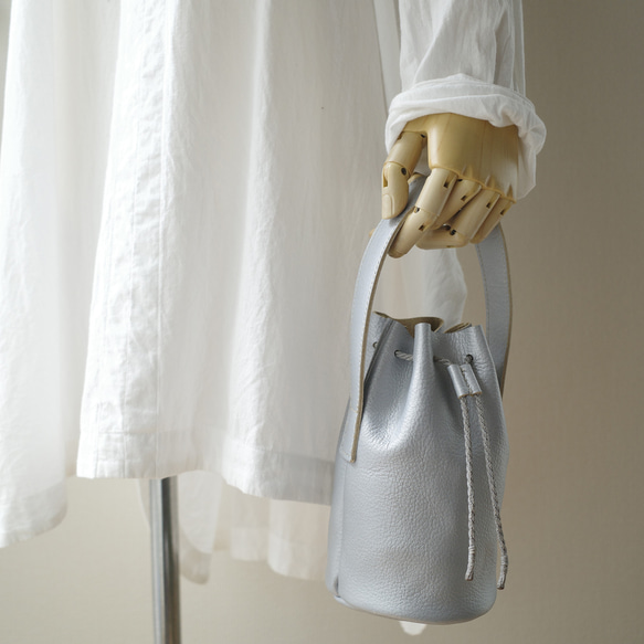シュリンクレザー　レザーハンドルミニ巾着バッグ　シルバー 1枚目の画像