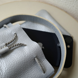 シュリンクレザー　レザーハンドルミニ巾着バッグ　シルバー 8枚目の画像