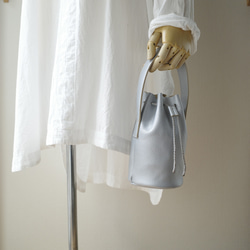 シュリンクレザー　レザーハンドルミニ巾着バッグ　シルバー 10枚目の画像