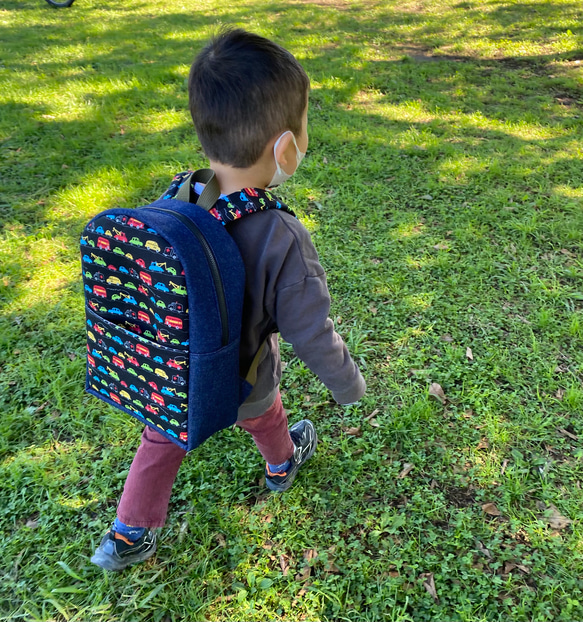 開けやすさを考えたファスナータイプ＊3、4歳くらいからのキッズリュック＊岡山デニム✖️昆虫柄イエロー＊受注製作 8枚目の画像