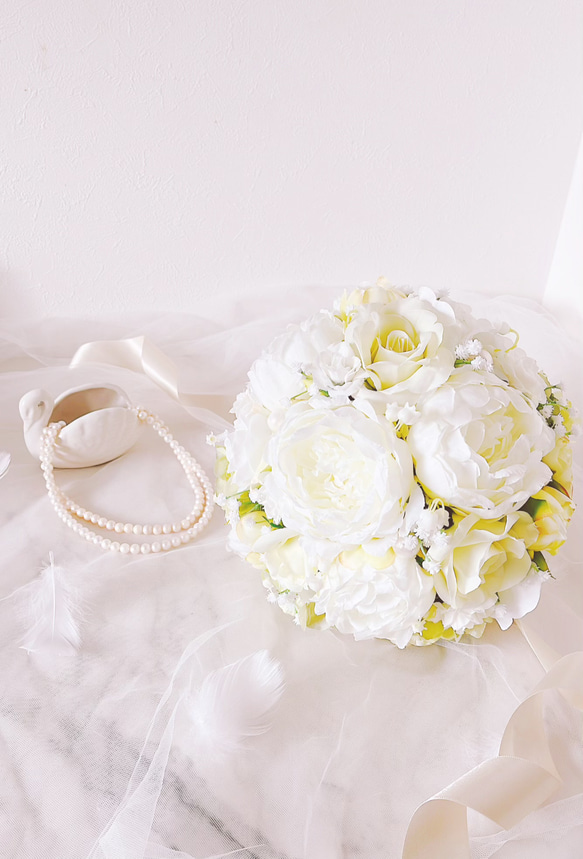 ピオニーとローズのラウンドブーケ　芍薬　すずらんのブーケ　ホワイト＆グリーン　ウエディングブーケ（造花） また