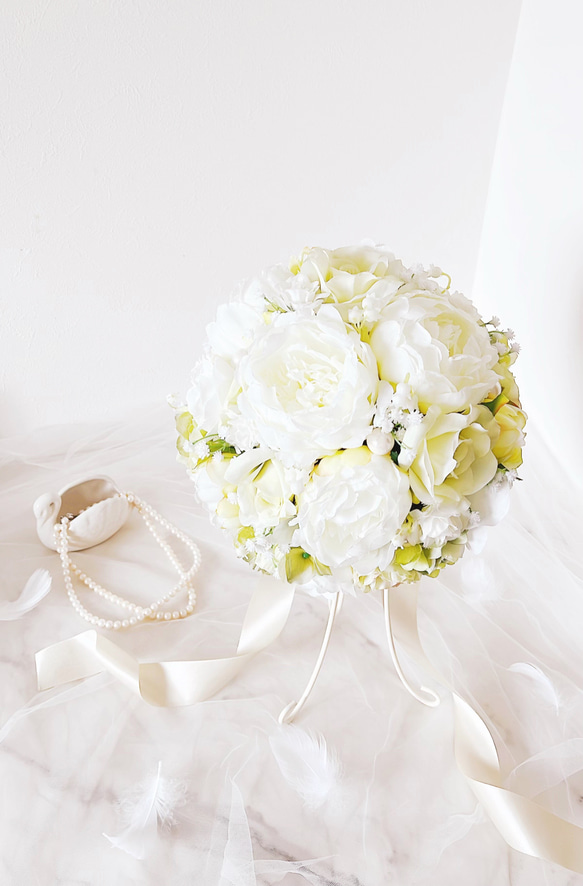 ピオニーとローズのラウンドブーケ　芍薬　すずらんのブーケ　ホワイト＆グリーン　ウエディングブーケ（造花） また