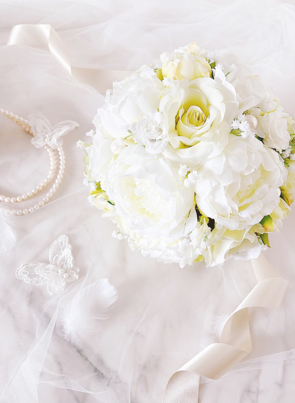 ピオニーとローズのラウンドブーケ　芍薬　すずらんのブーケ　ホワイト＆グリーン　ウエディングブーケ（造花） また