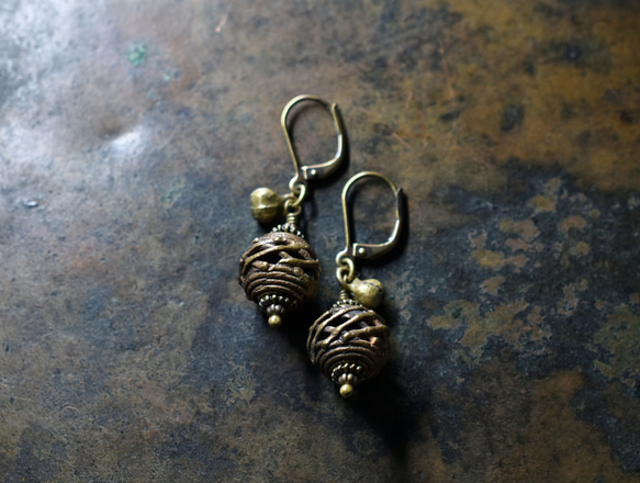 加納黃銅珠和民族鐘形耳環（格子） 第1張的照片
