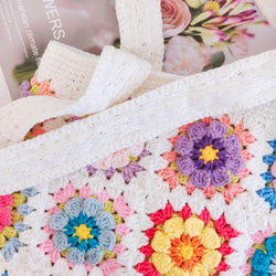 春色の花柄トートバッグ：ポーチ付きのカラフルな手作りかぎ針編みバッグ 7枚目の画像