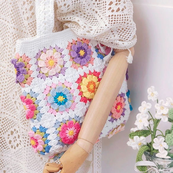 春色の花柄トートバッグ：ポーチ付きのカラフルな手作りかぎ針編みバッグ 4枚目の画像