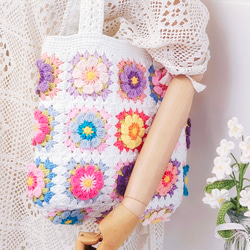 春色の花柄トートバッグ：ポーチ付きのカラフルな手作りかぎ針編みバッグ 2枚目の画像