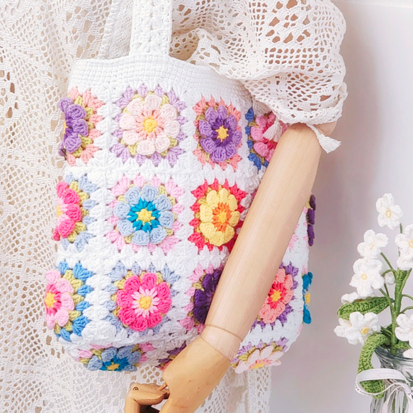 春色の花柄トートバッグ：ポーチ付きのカラフルな手作りかぎ針編みバッグ 2枚目の画像
