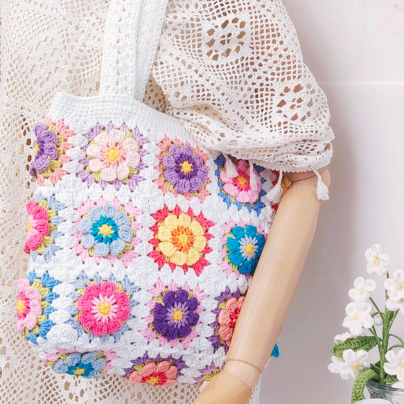 春色の花柄トートバッグ：ポーチ付きのカラフルな手作りかぎ針編みバッグ 5枚目の画像