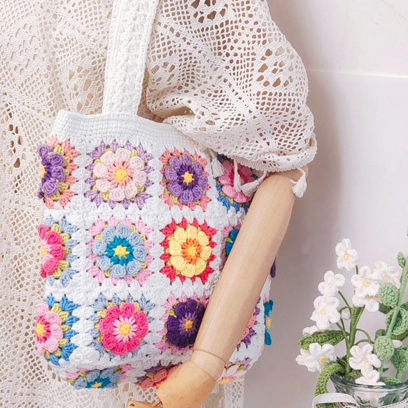 春色の花柄トートバッグ：ポーチ付きのカラフルな手作りかぎ針編みバッグ 1枚目の画像