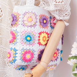 春色の花柄トートバッグ：ポーチ付きのカラフルな手作りかぎ針編みバッグ 3枚目の画像