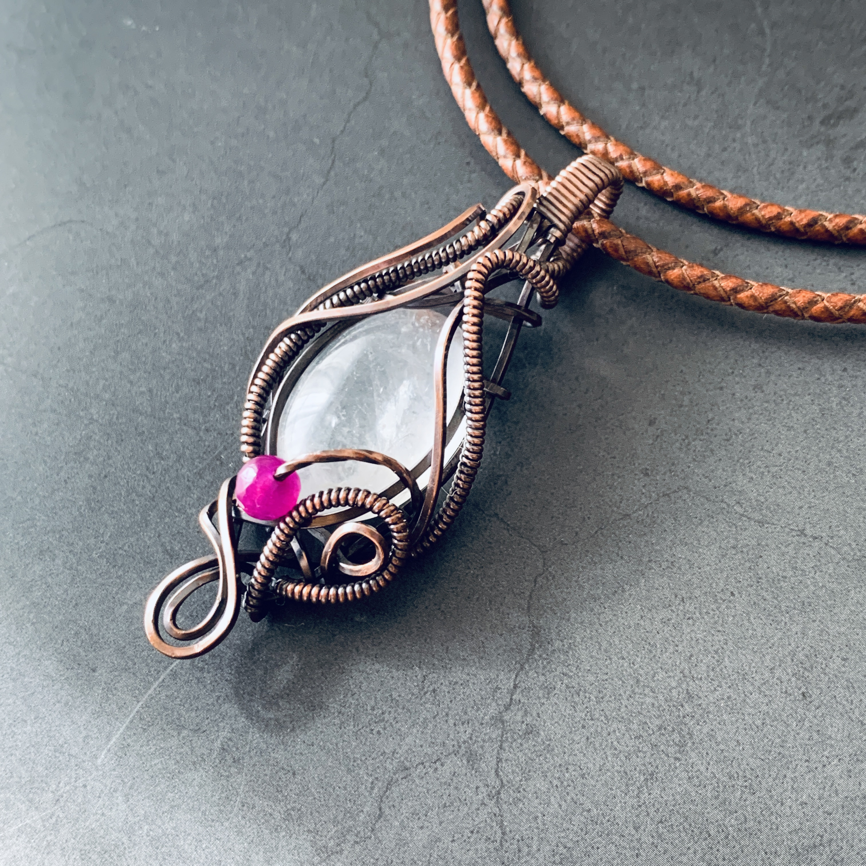 静かな光を宿す結晶｜4月誕生石水晶と燻し銅の一点ものコッパーワイヤーペンダント・革紐付き