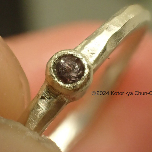 青緑から紫へカラーチェンジ！】幻の青いガーネット 微蛍光ベキリー