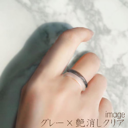 柔らか上品グレー　細身・軽やかリング　シンプル・ストレートのガラスの指輪　クリアグレー 2枚目の画像