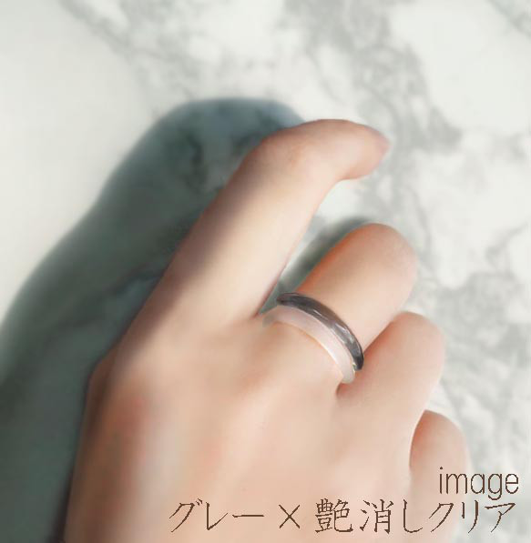 柔らか上品グレー　細身・軽やかリング　シンプル・ストレートのガラスの指輪　クリアグレー 2枚目の画像