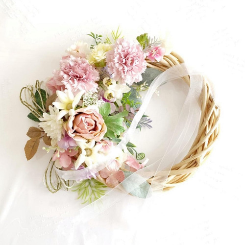 カーネーションとバラのふわふわリース