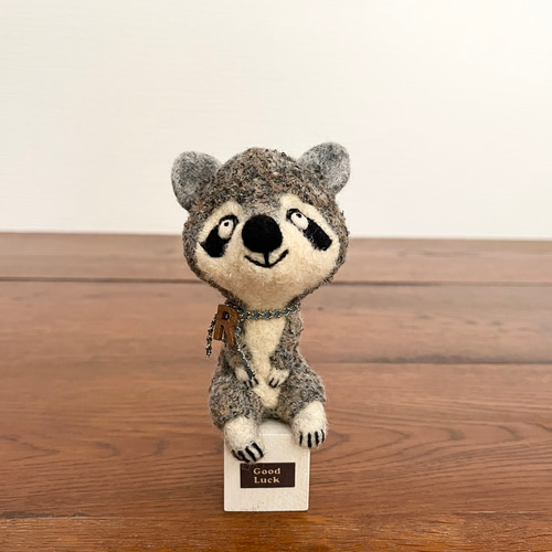 ちょこんとシリーズ 〜アライグマさん〜 羊毛フェルト chic chic. 鶴田