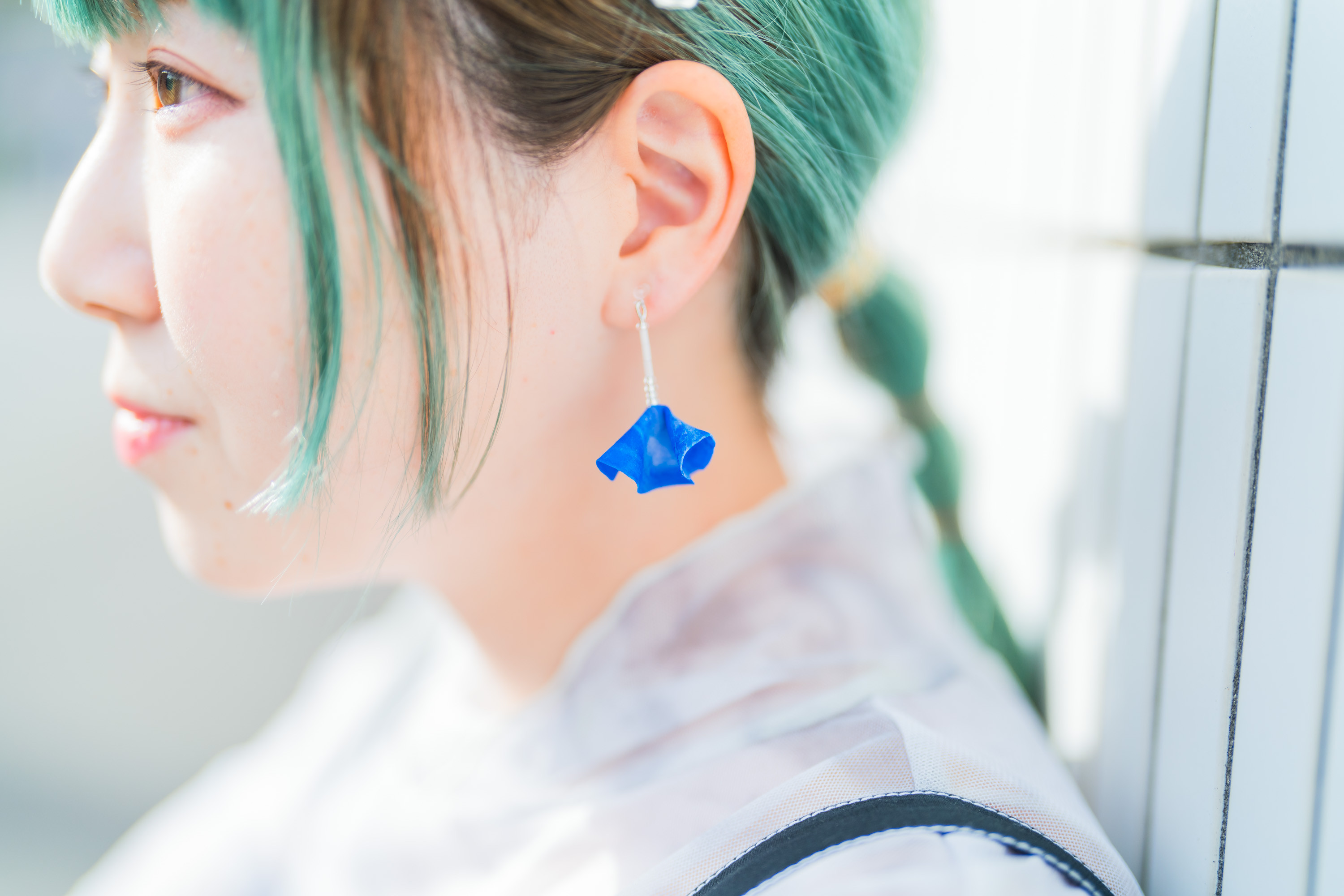 Art flower 耳飾り　空色の花びら　一点物　差し色コーデ　金属アレルギーフリー　耳に優しい軽いイヤリング