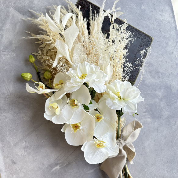 【送料無料】高級胡蝶蘭のホワイトブーケ　スワッグ　花束　ウェディングブーケ 3枚目の画像