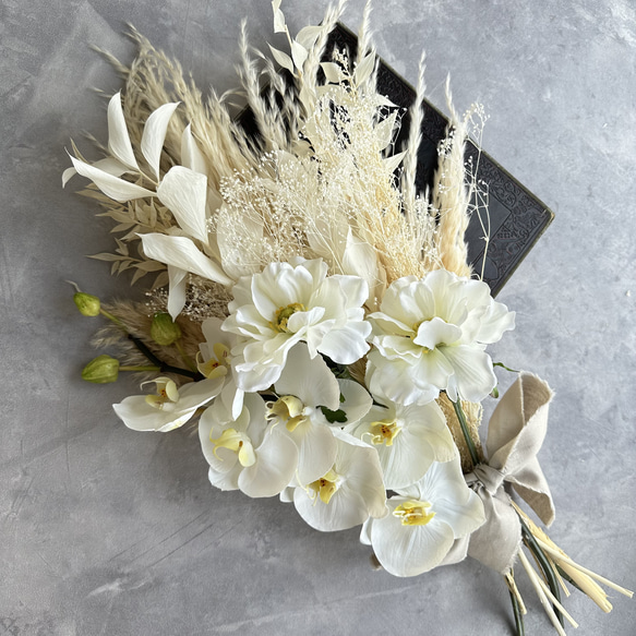 【送料無料】高級胡蝶蘭のホワイトブーケ　スワッグ　花束　ウェディングブーケ 1枚目の画像