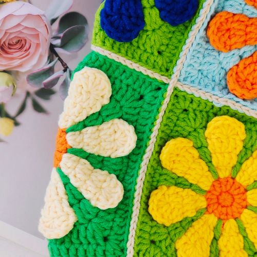 花畑のトートバッグ：明るい花柄モチーフと調節可能なハンドル トート