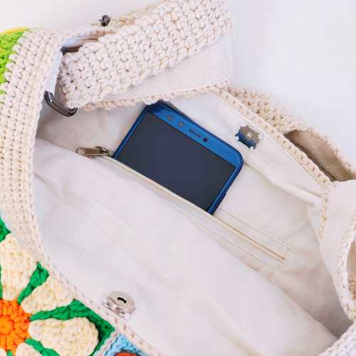 花畑のトートバッグ：明るい花柄モチーフと調節可能なハンドル トート