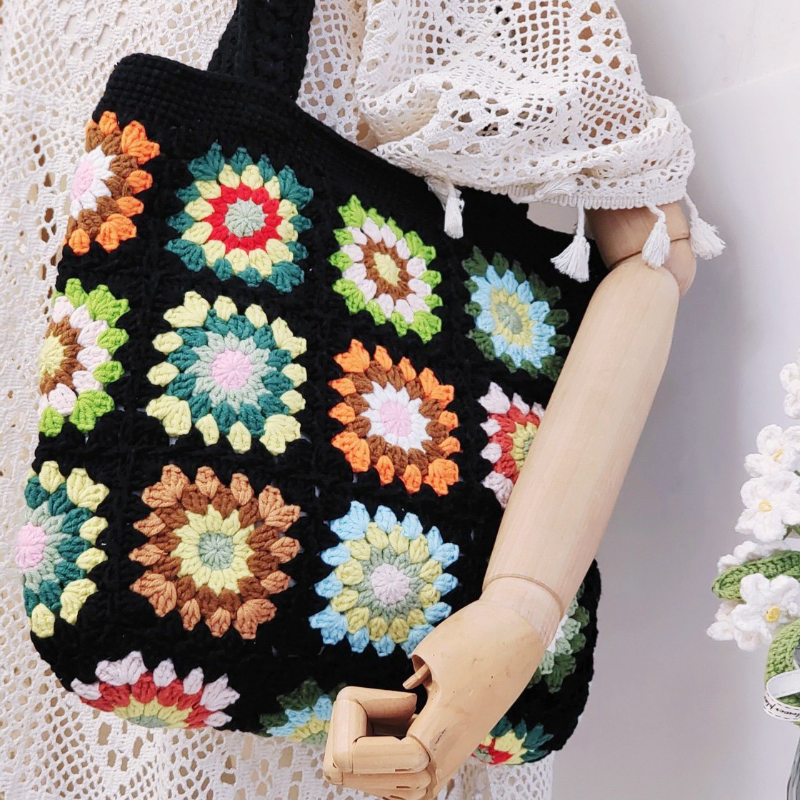 エレガントなグラニースクエアモチーフのブラックトートバッグ