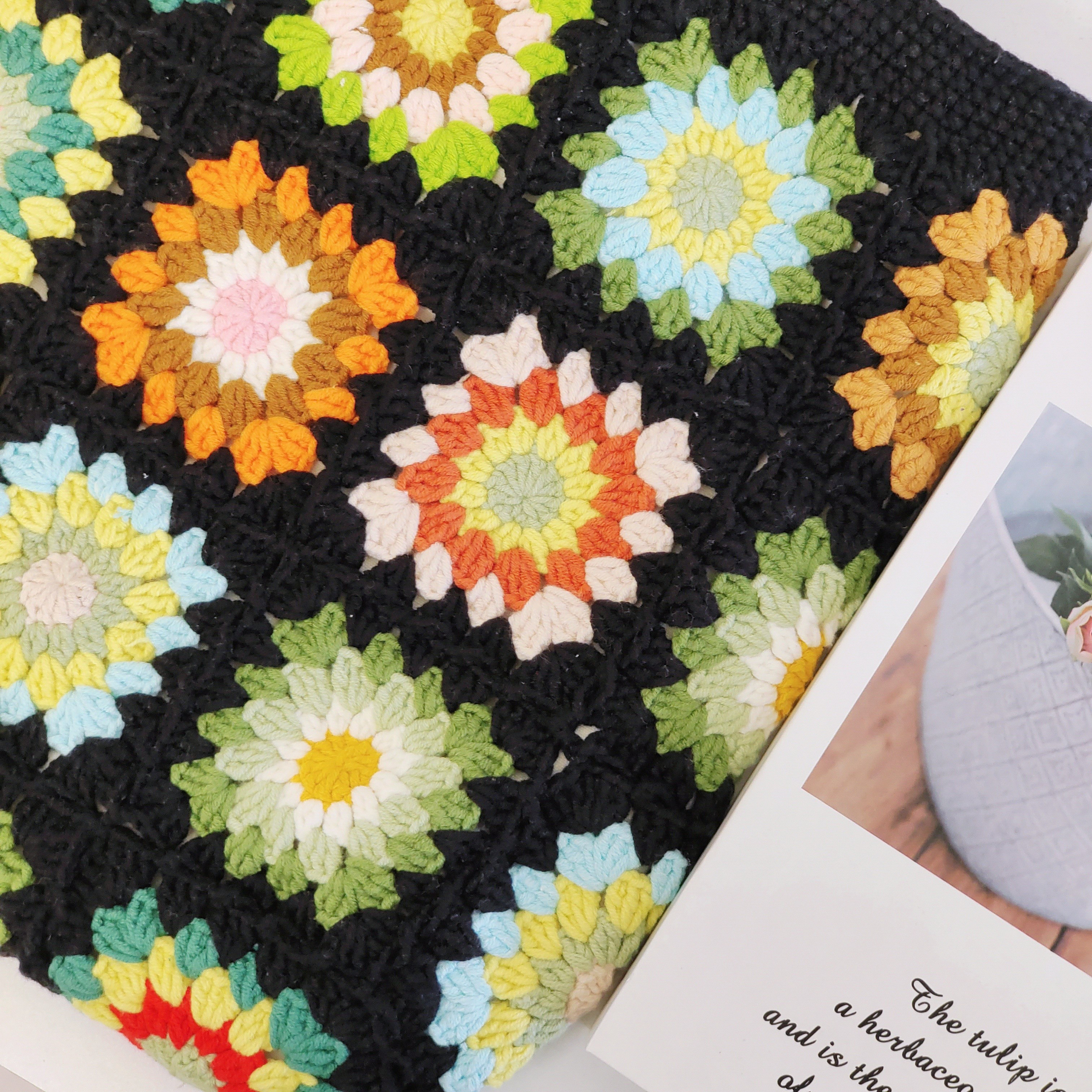 エレガントなグラニースクエアモチーフのブラックトートバッグ