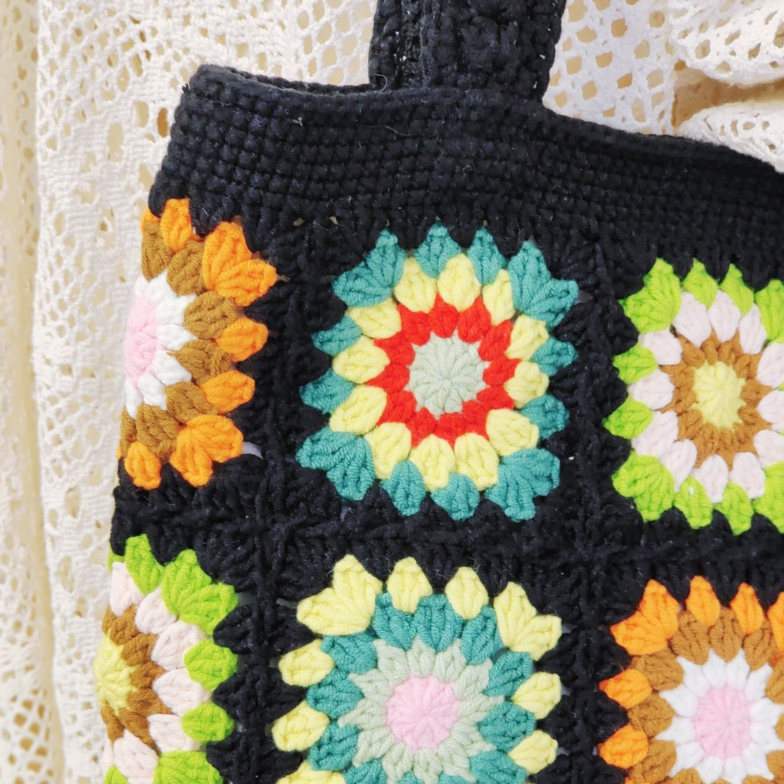 エレガントなグラニースクエアモチーフのブラックトートバッグ