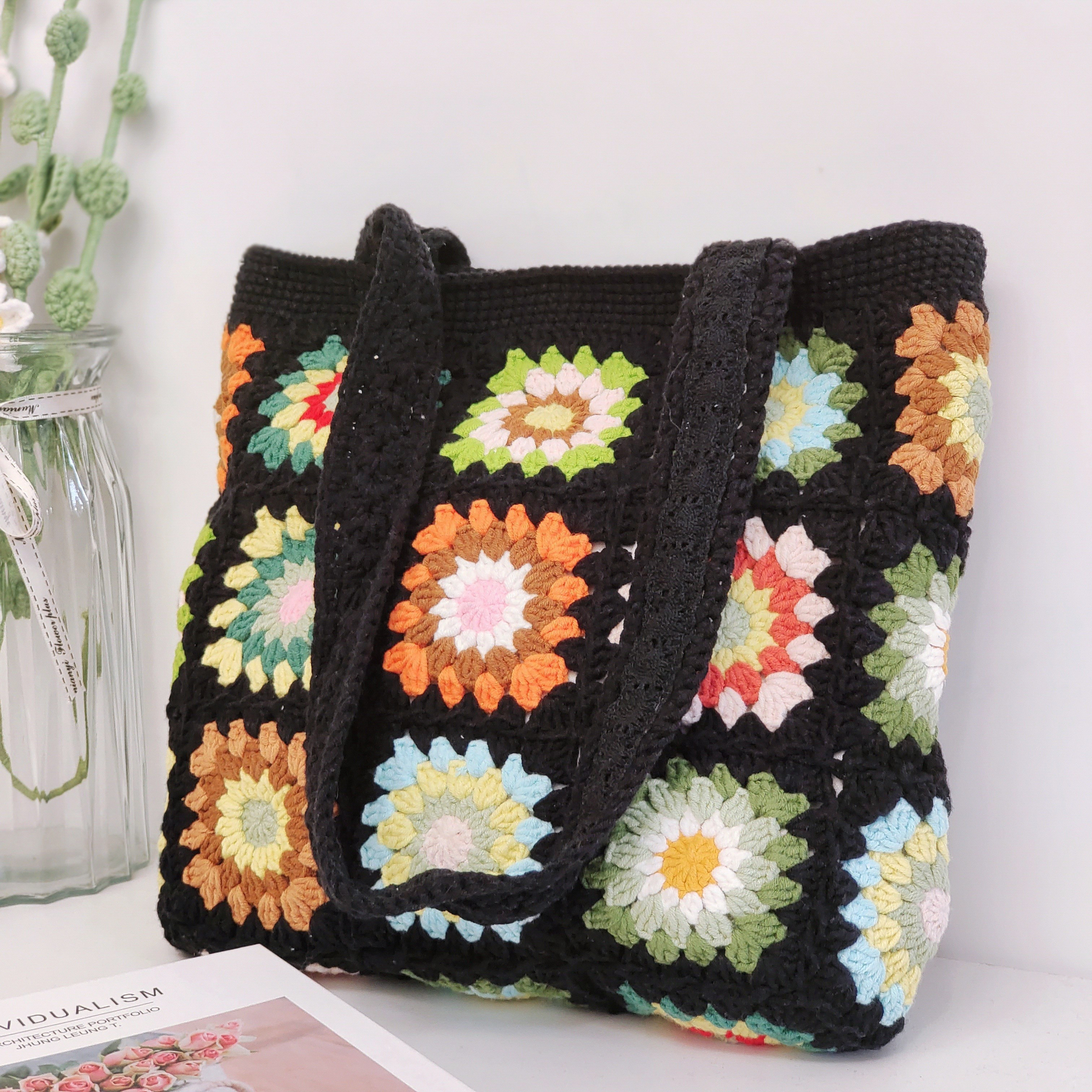 エレガントなグラニースクエアモチーフのブラックトートバッグ