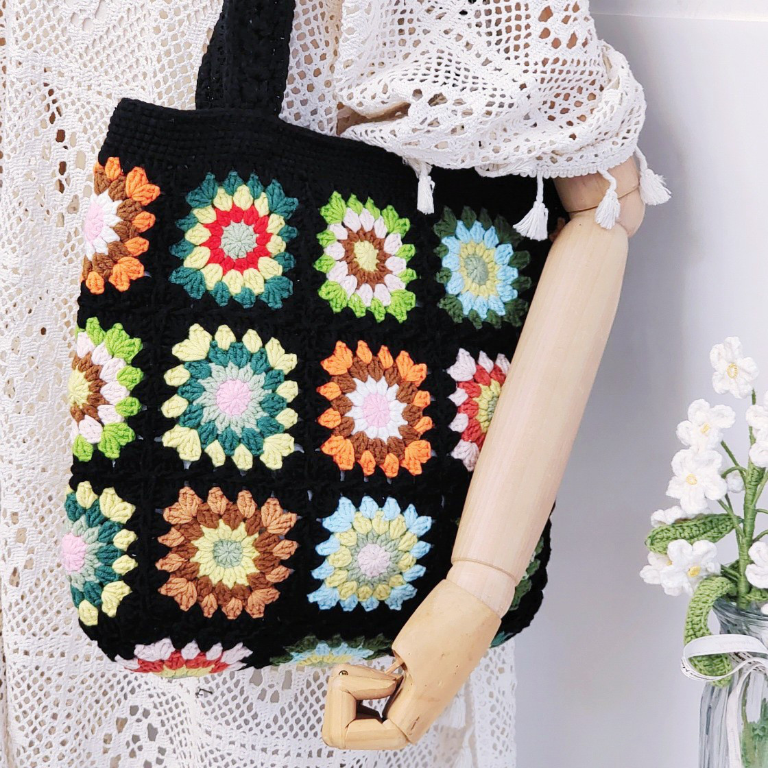 エレガントなグラニースクエアモチーフのブラックトートバッグ