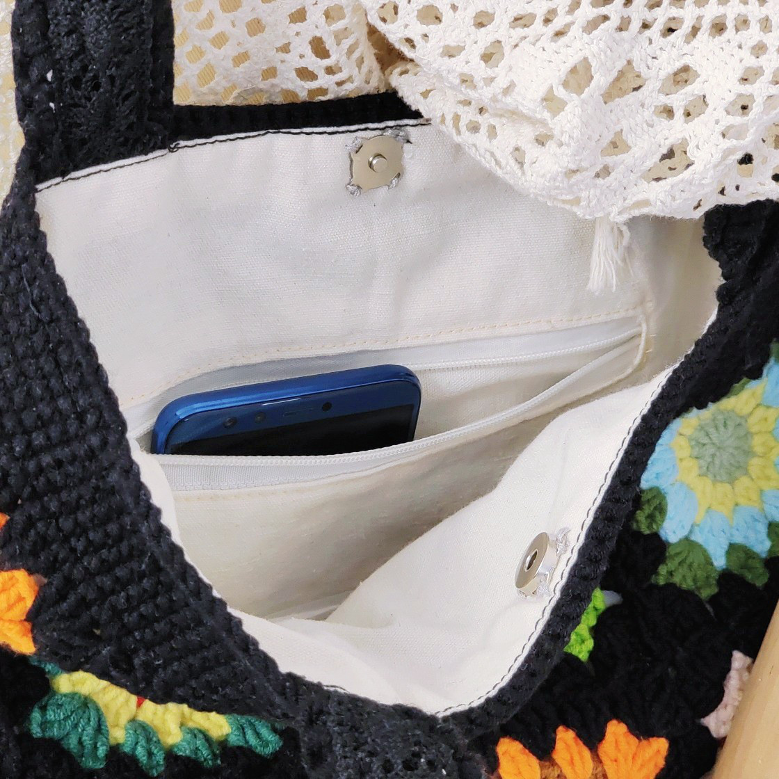 エレガントなグラニースクエアモチーフのブラックトートバッグ