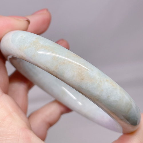 新入荷】本翡翠保証‼️天然翡翠 春帯彩太幅丸形バングル 鑑定 新入荷】本翡翠保証‼️天然翡翠 春帯彩太幅丸形バングル 鑑定