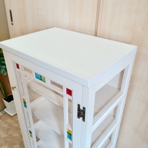 小さい色ガラス入り扉のキャビネット白 飾り棚 食器棚 高さ90cm