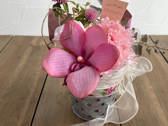 母の日ギフト　カーネーションと蘭の可愛いアレンジ　ピンク　フラワーアレンジ　高級造花　おしゃれ　華やか　ブリキバケツ 13枚目の画像