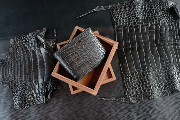 ワニ革使用２つ折り財布　手縫い商品 1枚目の画像