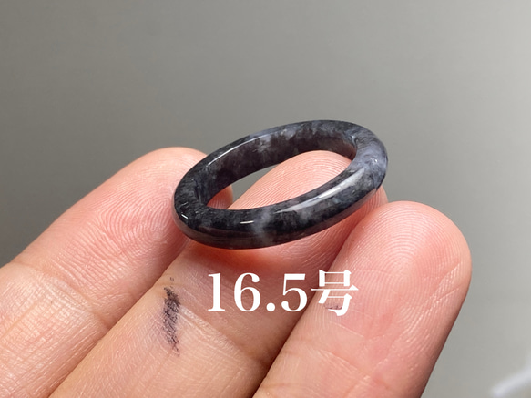 L5-168 美品 黒翡翠 16.5号 ミャンマー産天然 A貨 本翡翠 くりぬき リング 1枚目の画像